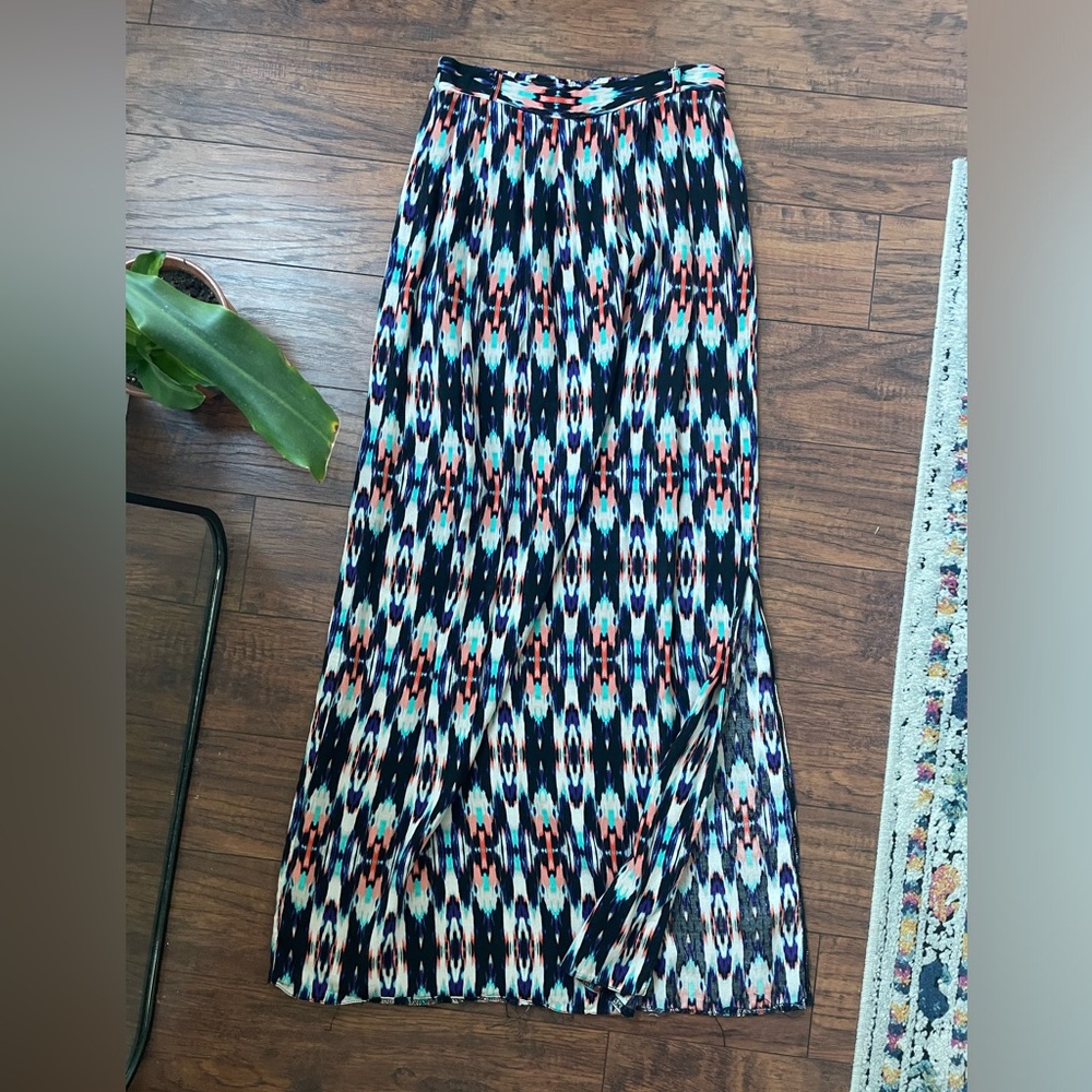 Maxi skirt with side slit and belt loops